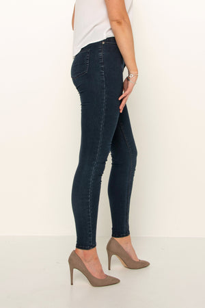 flattering-dark-denim-skinny-jeans-evening-wear
