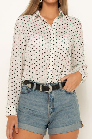 tall-girl-wearing-white-polka-dot-shirt-close-up-front-casual-look-button-up