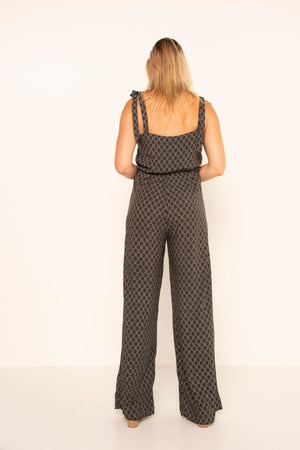 tall-girl-wearing-tie-shoulder-jumpsuit-back-view-vneck-day-look-evening-look